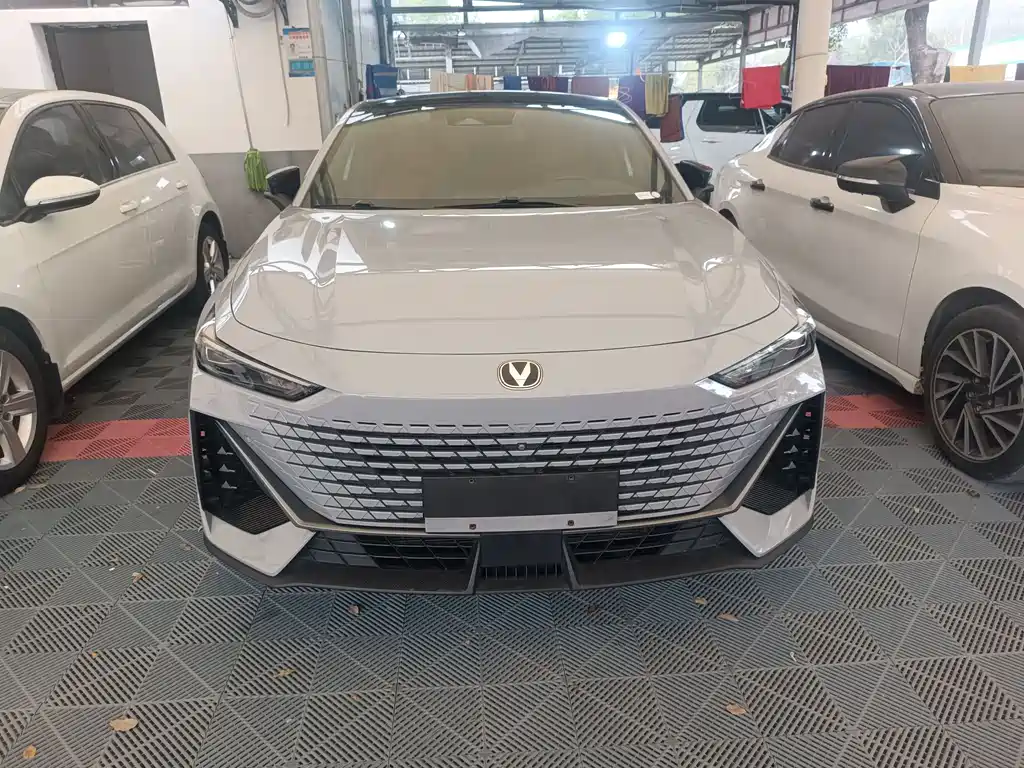 Changan Changan UNI-V 2022 1.5T Premium Edition 2022 - thumbnail 2