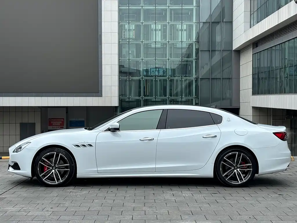 Maserati Chrysler 300C 2015 3.0T Standard Edition 2016 - thumbnail 4