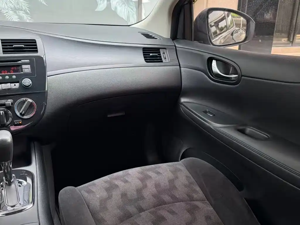 Nissan Nissan Tiida 2014 1.6L CVT Comfort Edition 2015 - thumbnail 19