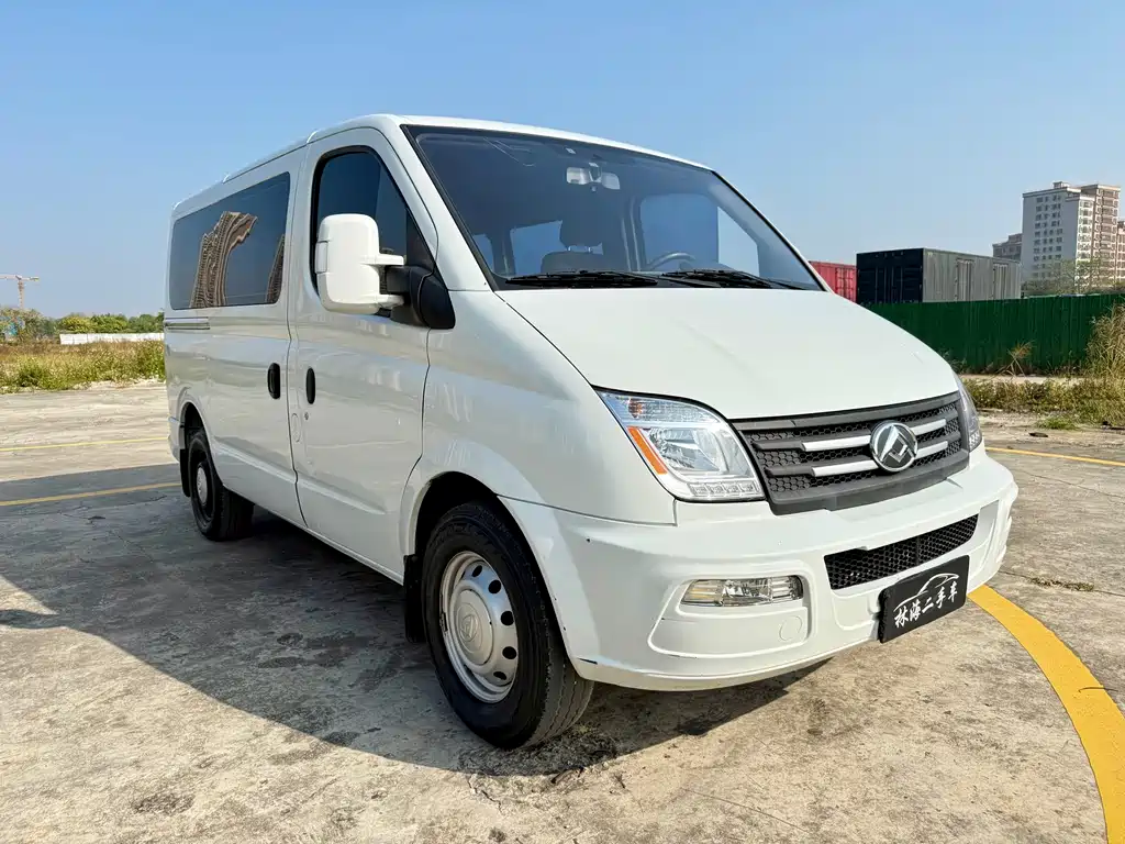 Maxus MAXUS V80 2023 2.0T PLUS Manual City Edition Short Wheelbase Ultra Low Roof 5/6 Seats 2023 - thumbnail 4