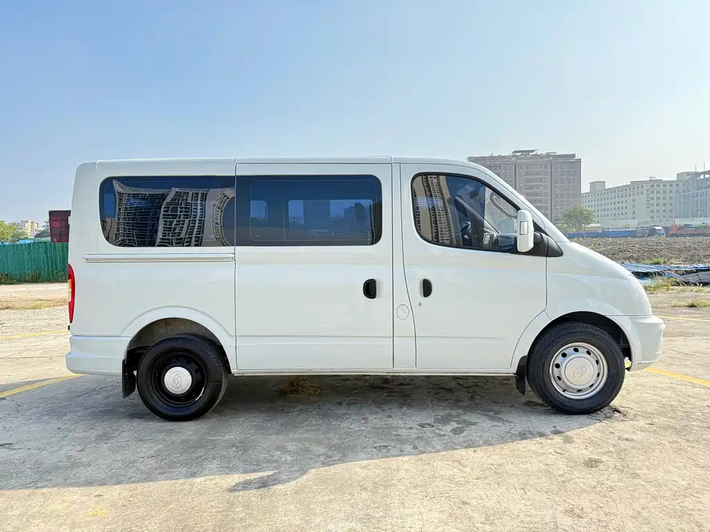 Maxus MAXUS V80 2023 2.0T PLUS Manual City Edition Short Wheelbase Ultra Low Roof 5/6 Seats 2023 - thumbnail 5
