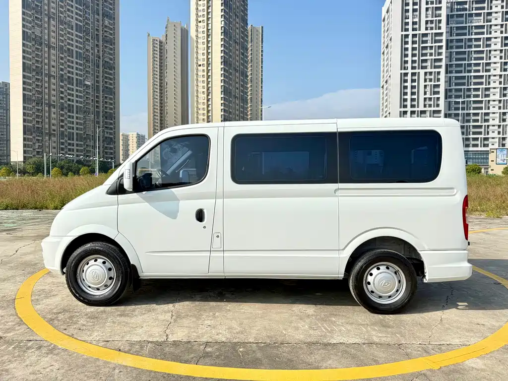 Maxus MAXUS V80 2023 2.0T PLUS Manual City Edition Short Wheelbase Ultra Low Roof 5/6 Seats 2023 - thumbnail 9