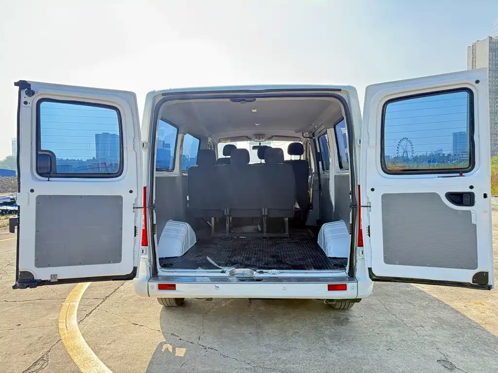 Maxus MAXUS V80 2023 2.0T PLUS Manual City Edition Short Wheelbase Ultra Low Roof 5/6 Seats 2023 - thumbnail 10