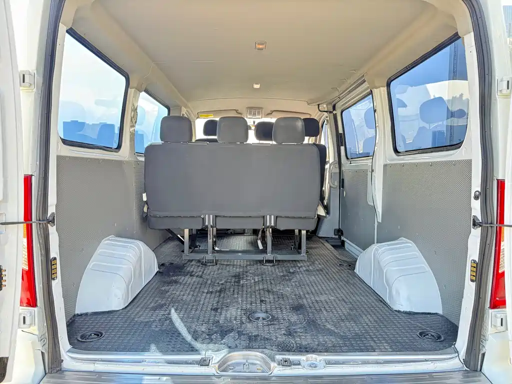 Maxus MAXUS V80 2023 2.0T PLUS Manual City Edition Short Wheelbase Ultra Low Roof 5/6 Seats 2023 - thumbnail 11