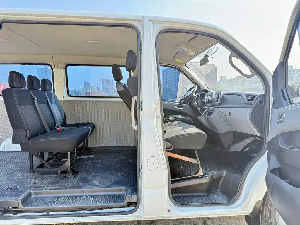 Maxus MAXUS V80 2023 2.0T PLUS Manual City Edition Short Wheelbase Ultra Low Roof 5/6 Seats 2023 - thumbnail 12