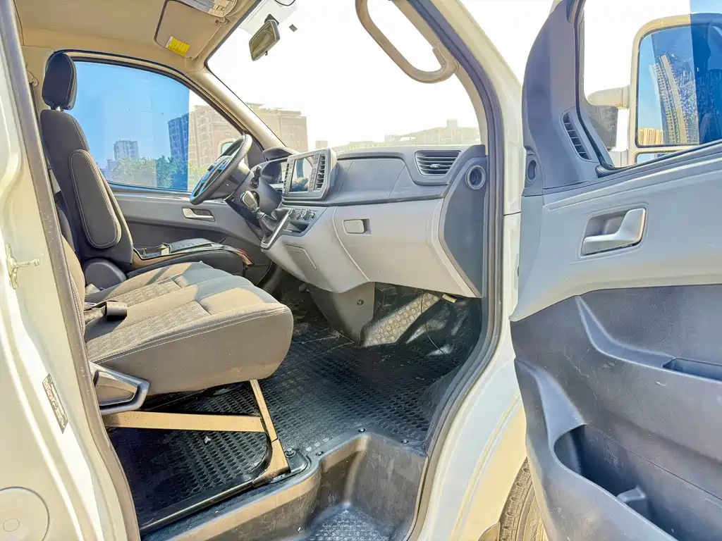 Maxus MAXUS V80 2023 2.0T PLUS Manual City Edition Short Wheelbase Ultra Low Roof 5/6 Seats 2023 - thumbnail 13