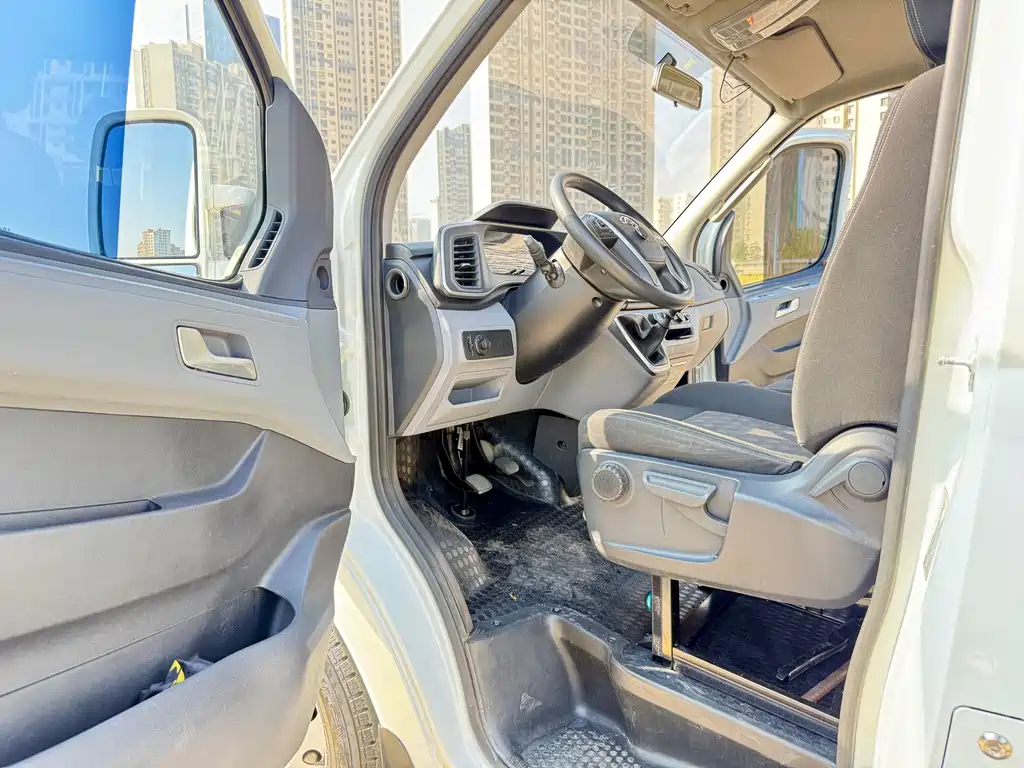 Maxus MAXUS V80 2023 2.0T PLUS Manual City Edition Short Wheelbase Ultra Low Roof 5/6 Seats 2023 - thumbnail 15