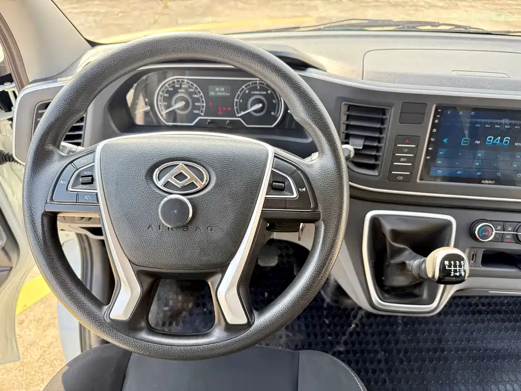Maxus MAXUS V80 2023 2.0T PLUS Manual City Edition Short Wheelbase Ultra Low Roof 5/6 Seats 2023 - thumbnail 17