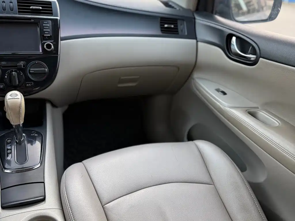 Nissan Nissan Tiida 2011 1.6L CVT Comfort Model 2014 - thumbnail 12