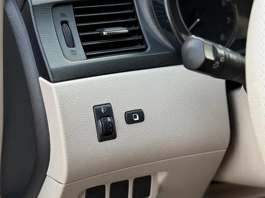 Nissan Nissan Tiida 2011 1.6L CVT Comfort Model 2014 - thumbnail 16
