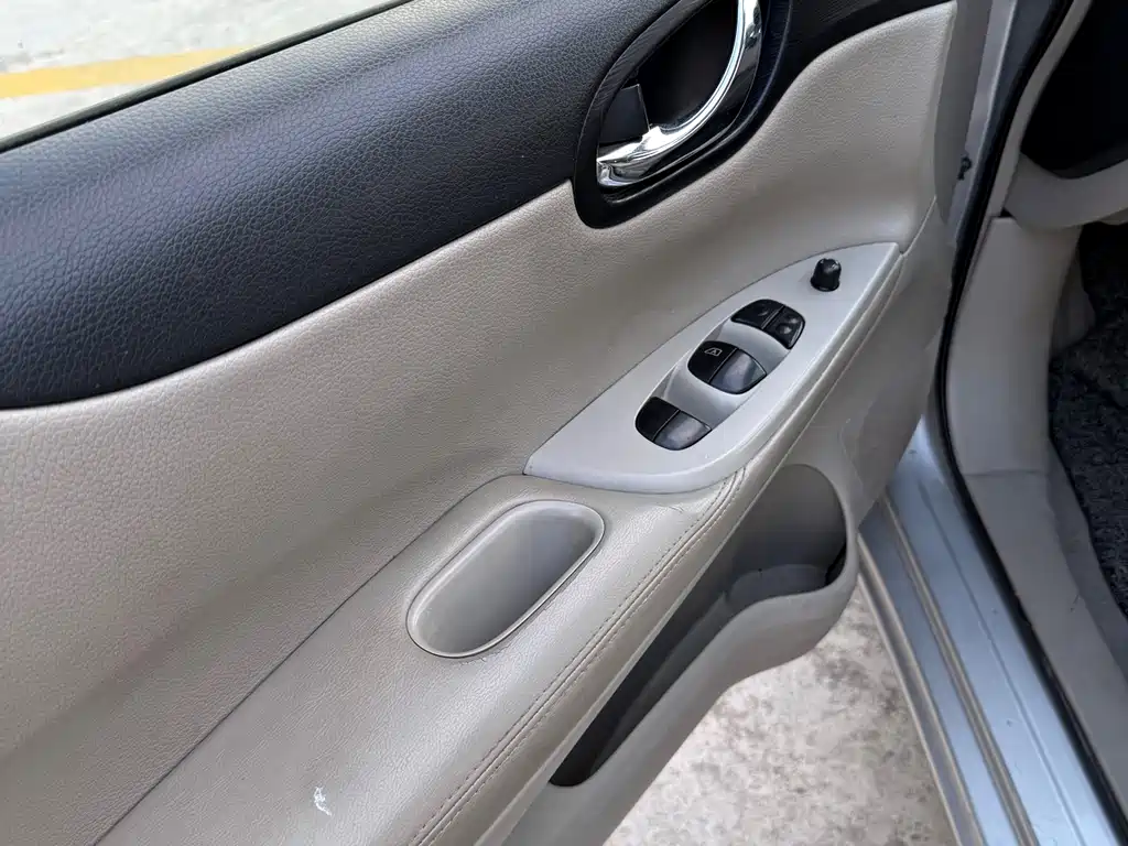 Nissan Nissan Tiida 2011 1.6L CVT Comfort Model 2014 - thumbnail 21