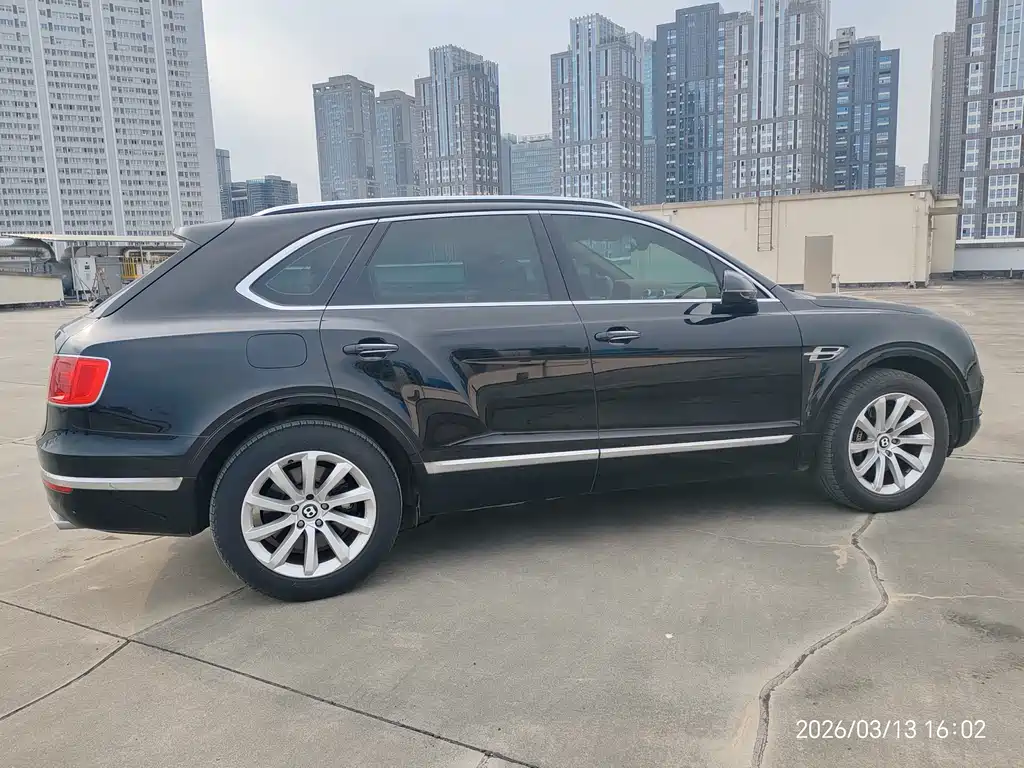 Bentley Bentayga 2017 4.0T Diesel Euro-spec 2019 - thumbnail 2