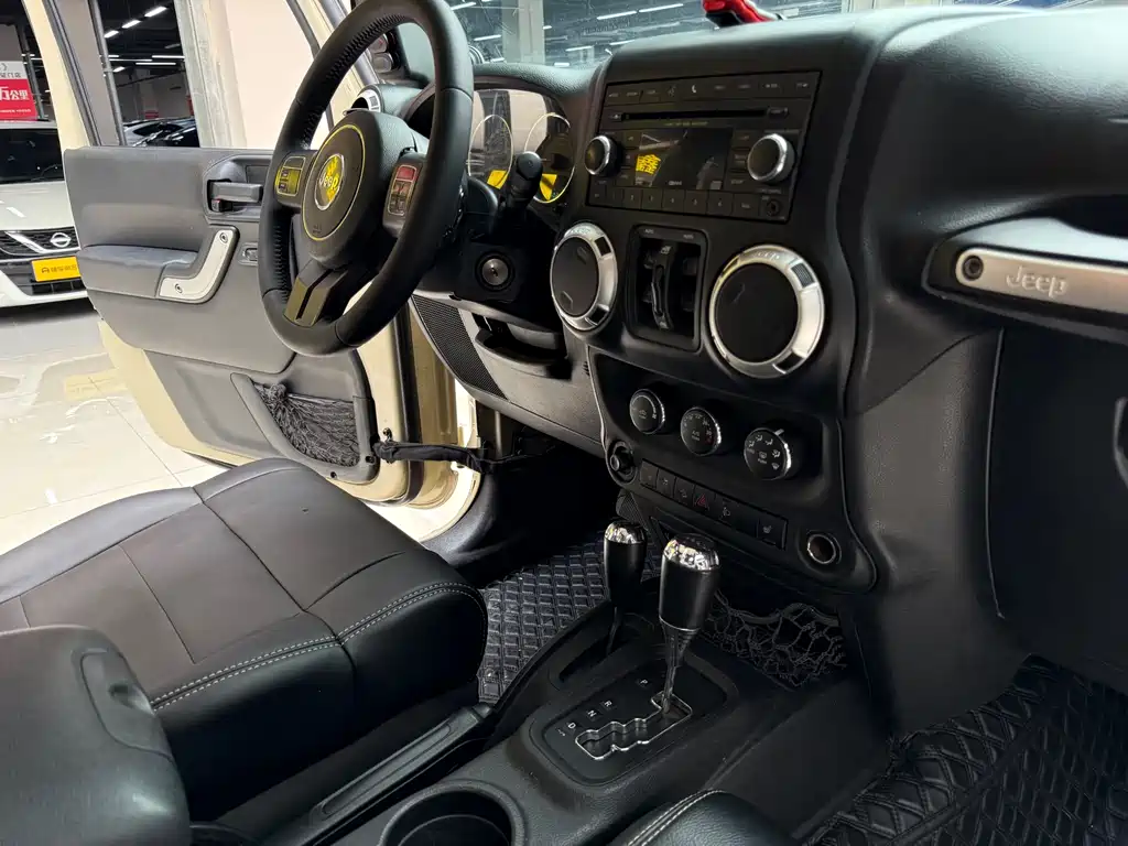Jeep Jeep Wrangler 2012 3.6L Sahara 4-door 2011 - thumbnail 10