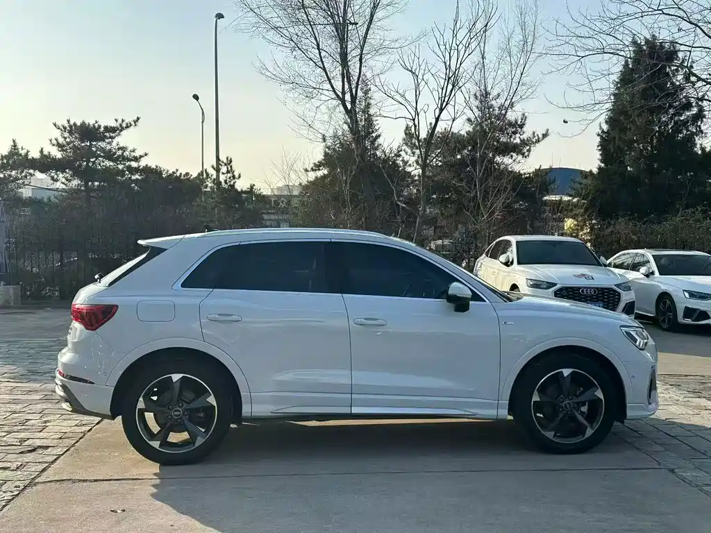 Audi Audi Q3 2024 40 TFSI S Line Sport Package 2024 - thumbnail 8
