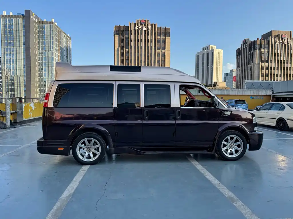 GMC GMC Savana 2017 6.0L G660S雅尊天幕版 Wait, let me correct that - "雅尊天幕版" appears to be a Chinese trim/package designation. The internationally accepted name would be: GMC Savana 2017 6.0L G660S Actually, looking more carefully at the original, "SAVANA" is already the English model name. The internationally accepted model name is simply: GMC Savana 2017 6.0L G660S 2017 - thumbnail 5