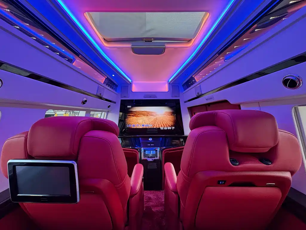 GMC GMC Savana 2017 6.0L G660S雅尊天幕版 Wait, let me correct that - "雅尊天幕版" appears to be a Chinese trim/package designation. The internationally accepted name would be: GMC Savana 2017 6.0L G660S Actually, looking more carefully at the original, "SAVANA" is already the English model name. The internationally accepted model name is simply: GMC Savana 2017 6.0L G660S 2017 - thumbnail 12