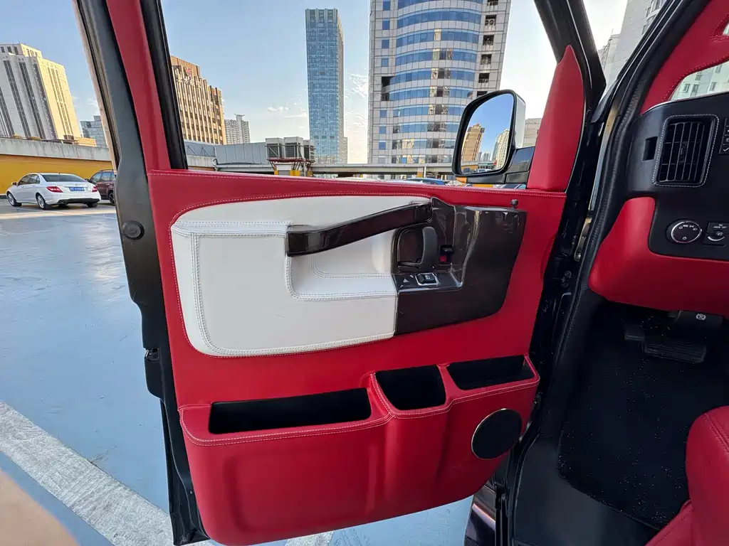 GMC GMC Savana 2017 6.0L G660S雅尊天幕版 Wait, let me correct that - "雅尊天幕版" appears to be a Chinese trim/package designation. The internationally accepted name would be: GMC Savana 2017 6.0L G660S Actually, looking more carefully at the original, "SAVANA" is already the English model name. The internationally accepted model name is simply: GMC Savana 2017 6.0L G660S 2017 - thumbnail 15