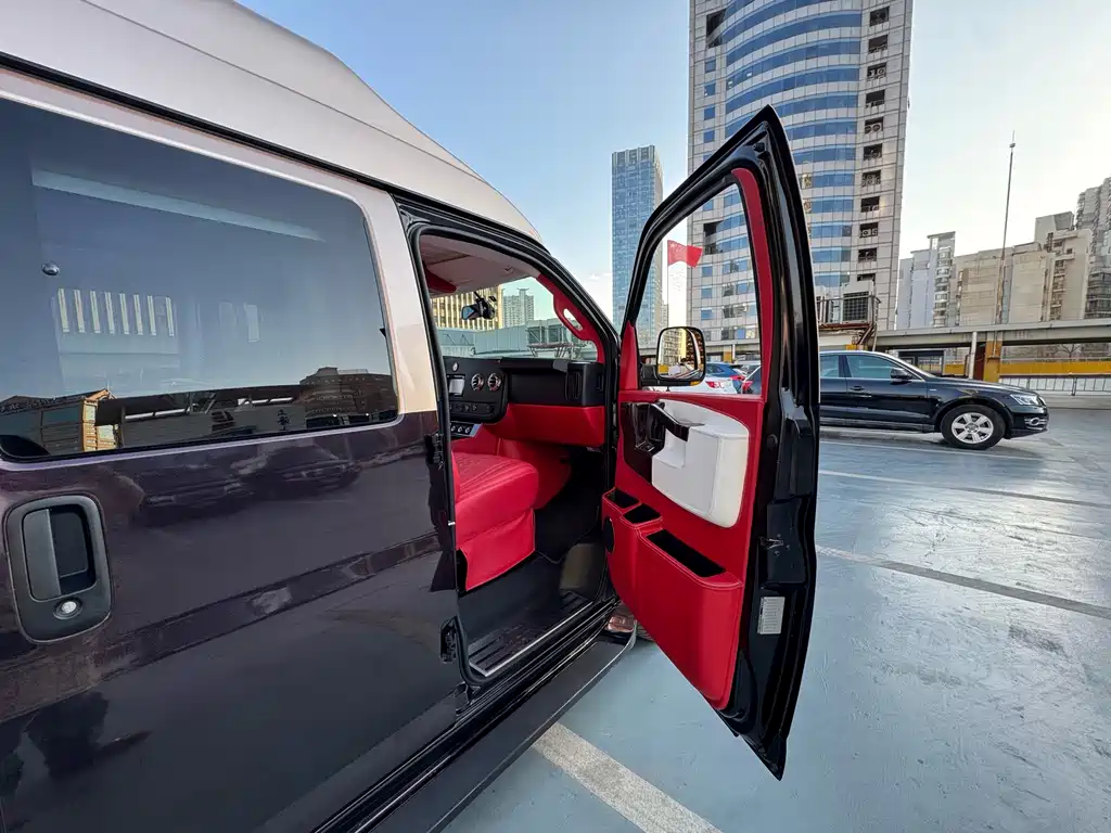 GMC GMC Savana 2017 6.0L G660S雅尊天幕版 Wait, let me correct that - "雅尊天幕版" appears to be a Chinese trim/package designation. The internationally accepted name would be: GMC Savana 2017 6.0L G660S Actually, looking more carefully at the original, "SAVANA" is already the English model name. The internationally accepted model name is simply: GMC Savana 2017 6.0L G660S 2017 - thumbnail 25