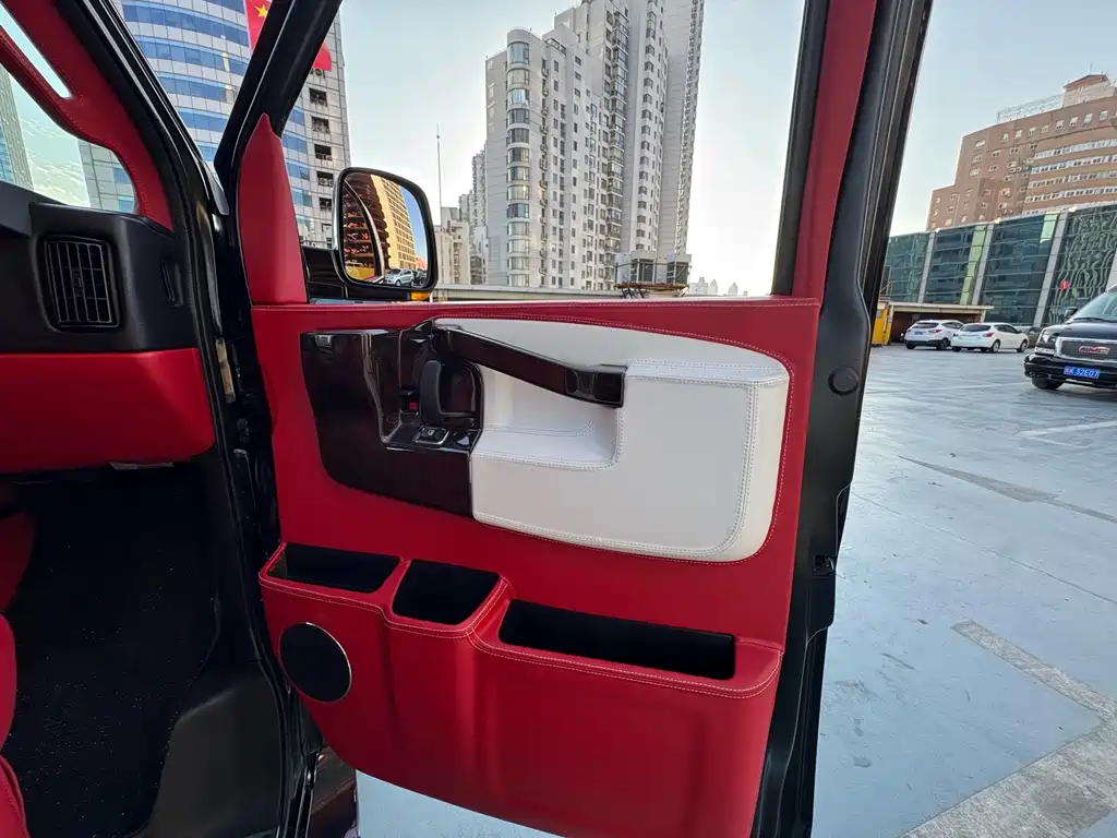 GMC GMC Savana 2017 6.0L G660S雅尊天幕版 Wait, let me correct that - "雅尊天幕版" appears to be a Chinese trim/package designation. The internationally accepted name would be: GMC Savana 2017 6.0L G660S Actually, looking more carefully at the original, "SAVANA" is already the English model name. The internationally accepted model name is simply: GMC Savana 2017 6.0L G660S 2017 - thumbnail 26