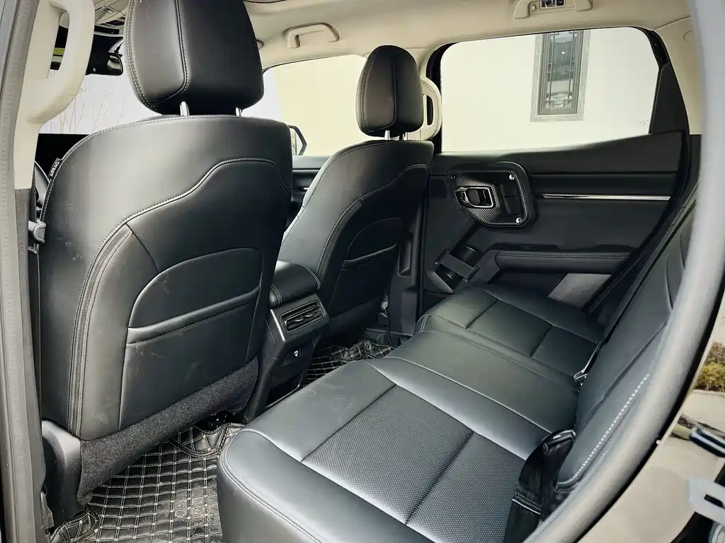 Haval Haval Big Dog PLUS 2023 1.5T 2WD潮野版Plus  Note: The internationally accepted name would be "Haval Big Dog PLUS" as Haval is already an internationally recognized brand name, and "Big Dog" is the official international model name for this SUV. The rest of the specifications (2023, 1.5T, 2WD) remain the same in English. The "潮野版Plus" part doesn't have a direct international equivalent and would typically be described through trim level descriptions in English markets. 2023 - thumbnail 15
