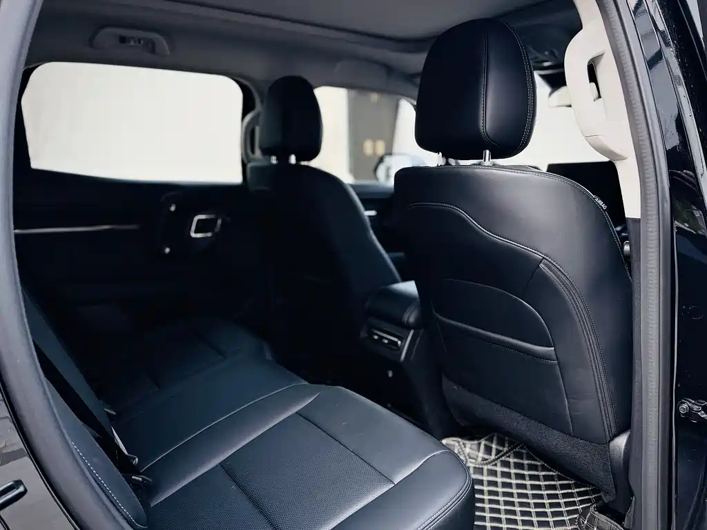 Haval Haval Big Dog PLUS 2023 1.5T 2WD潮野版Plus  Note: The internationally accepted name would be "Haval Big Dog PLUS" as Haval is already an internationally recognized brand name, and "Big Dog" is the official international model name for this SUV. The rest of the specifications (2023, 1.5T, 2WD) remain the same in English. The "潮野版Plus" part doesn't have a direct international equivalent and would typically be described through trim level descriptions in English markets. 2023 - thumbnail 16