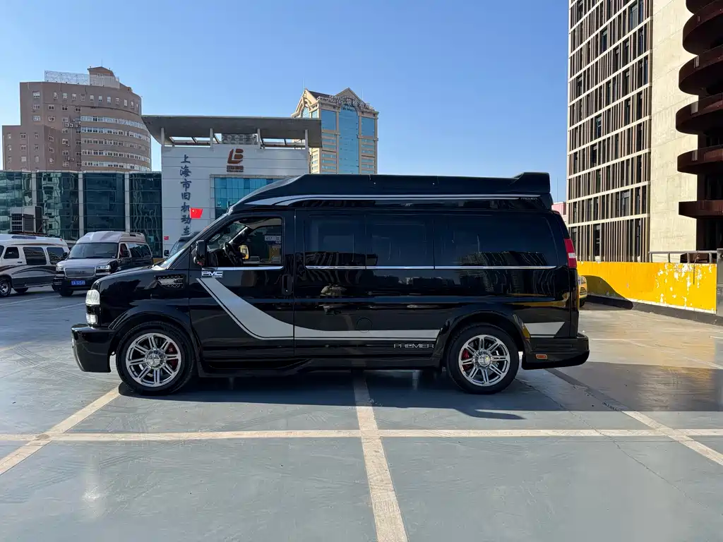 GMC GMC Savana 2017 6.0L G660S雅尊天幕版  Wait, let me correct that - "SAVANA" is already the international model name. The correct translation would be:  GMC Savana 2017 6.0L G660S Elegant Skyroof Edition 2017 - thumbnail 4