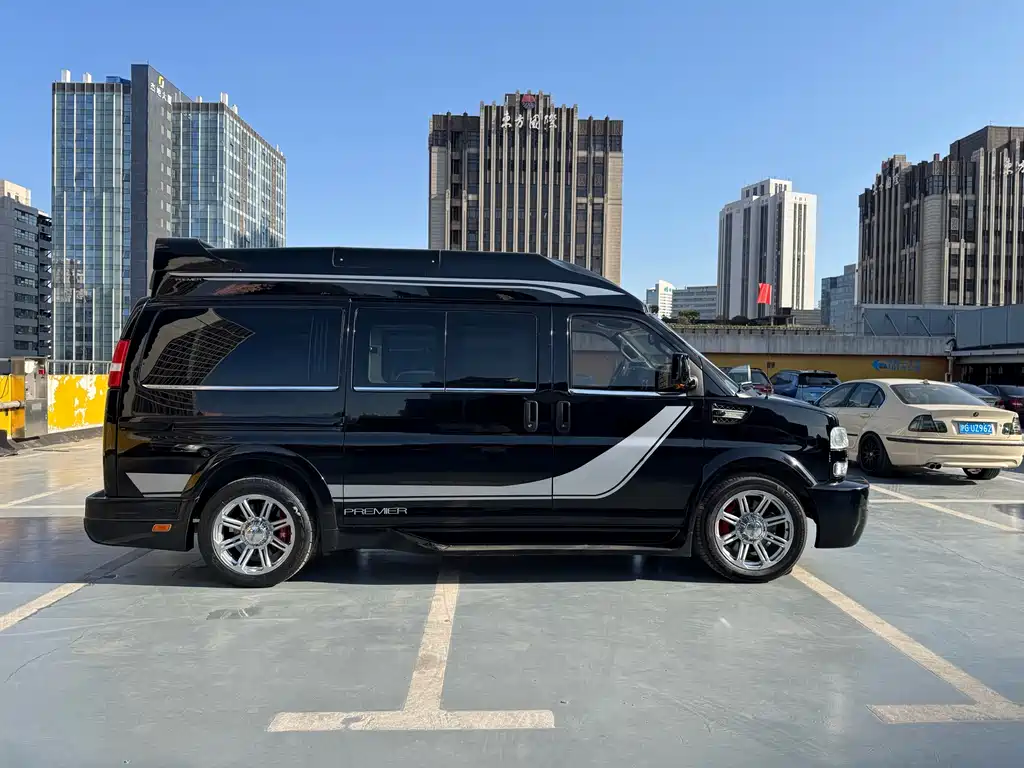 GMC GMC Savana 2017 6.0L G660S雅尊天幕版  Wait, let me correct that - "SAVANA" is already the international model name. The correct translation would be:  GMC Savana 2017 6.0L G660S Elegant Skyroof Edition 2017 - thumbnail 5