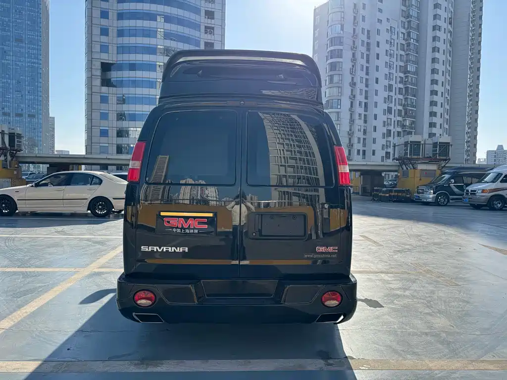 GMC GMC Savana 2017 6.0L G660S雅尊天幕版  Wait, let me correct that - "SAVANA" is already the international model name. The correct translation would be:  GMC Savana 2017 6.0L G660S Elegant Skyroof Edition 2017 - thumbnail 7