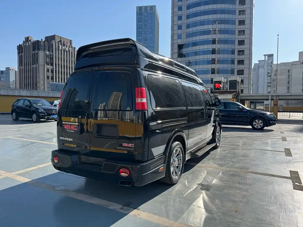 GMC GMC Savana 2017 6.0L G660S雅尊天幕版  Wait, let me correct that - "SAVANA" is already the international model name. The correct translation would be:  GMC Savana 2017 6.0L G660S Elegant Skyroof Edition 2017 - thumbnail 8