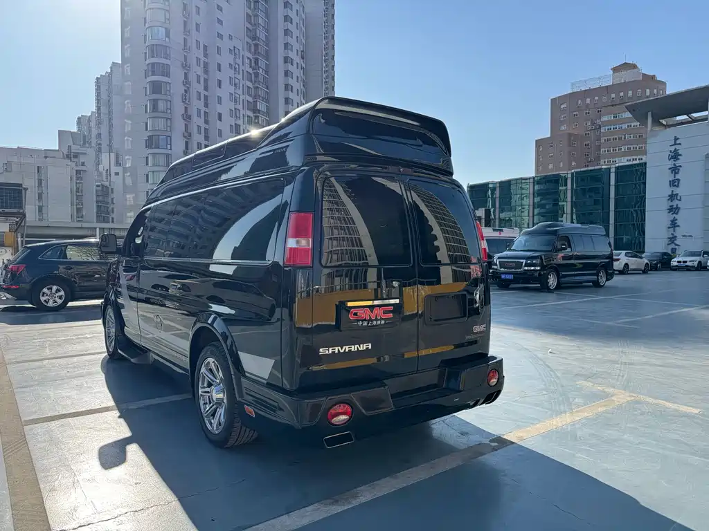 GMC GMC Savana 2017 6.0L G660S雅尊天幕版  Wait, let me correct that - "SAVANA" is already the international model name. The correct translation would be:  GMC Savana 2017 6.0L G660S Elegant Skyroof Edition 2017 - thumbnail 9
