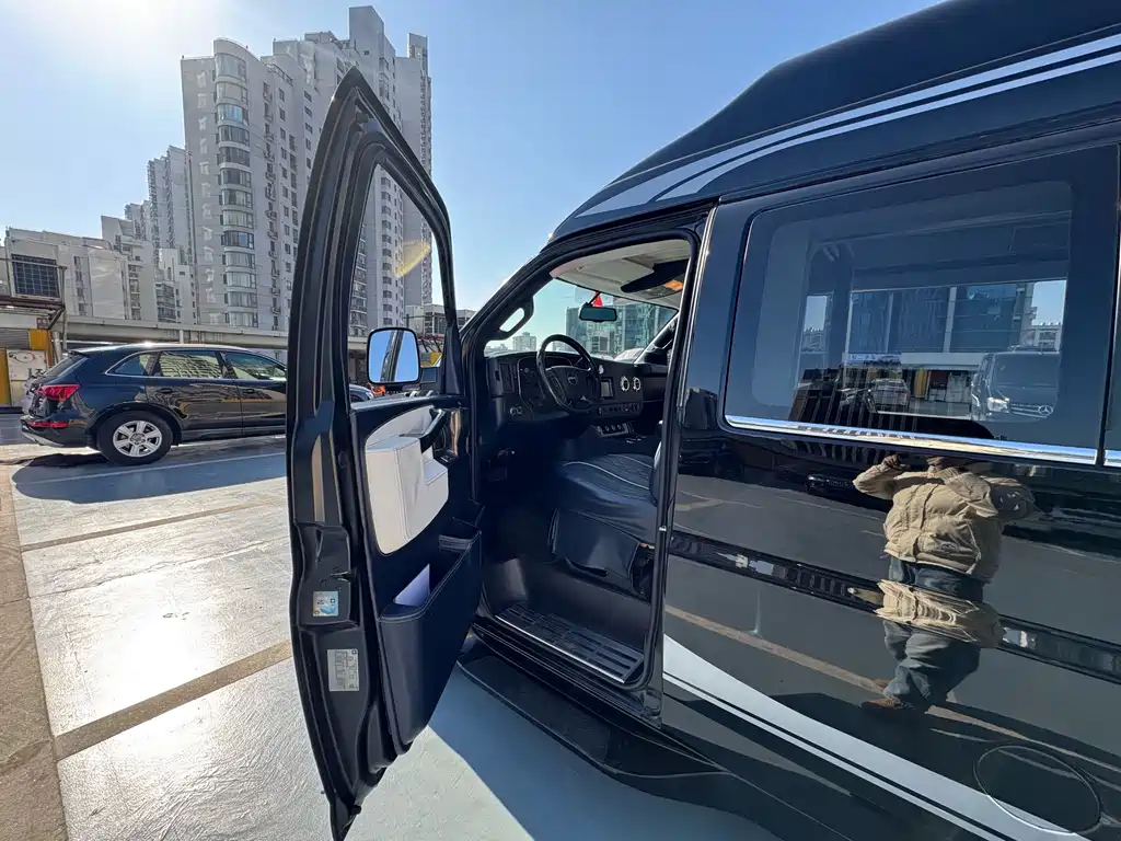 GMC GMC Savana 2017 6.0L G660S雅尊天幕版  Wait, let me correct that - "SAVANA" is already the international model name. The correct translation would be:  GMC Savana 2017 6.0L G660S Elegant Skyroof Edition 2017 - thumbnail 12