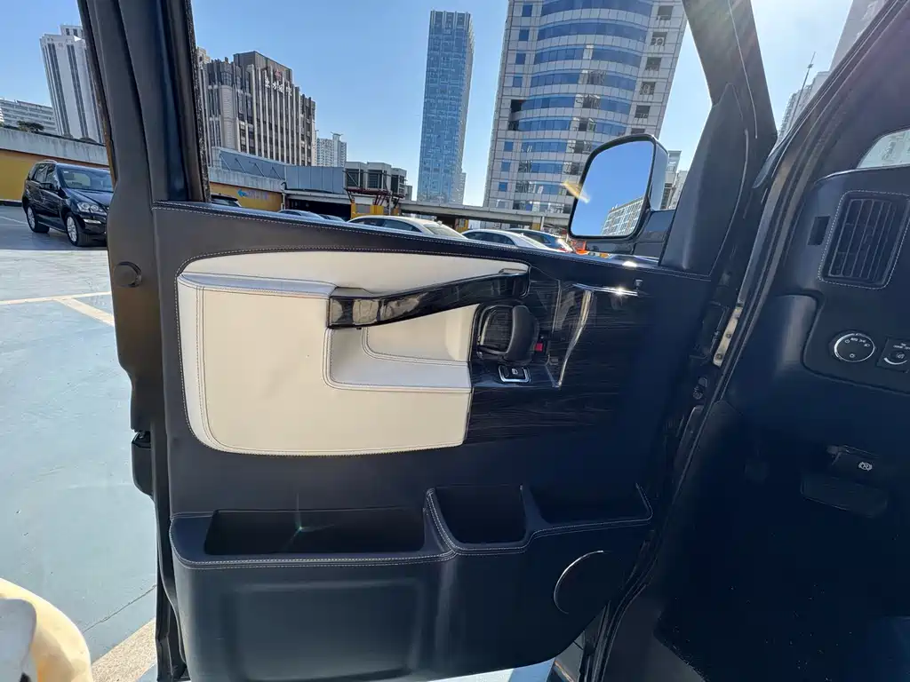 GMC GMC Savana 2017 6.0L G660S雅尊天幕版  Wait, let me correct that - "SAVANA" is already the international model name. The correct translation would be:  GMC Savana 2017 6.0L G660S Elegant Skyroof Edition 2017 - thumbnail 13