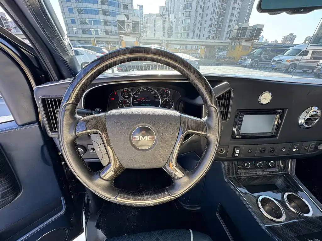 GMC GMC Savana 2017 6.0L G660S雅尊天幕版  Wait, let me correct that - "SAVANA" is already the international model name. The correct translation would be:  GMC Savana 2017 6.0L G660S Elegant Skyroof Edition 2017 - thumbnail 16