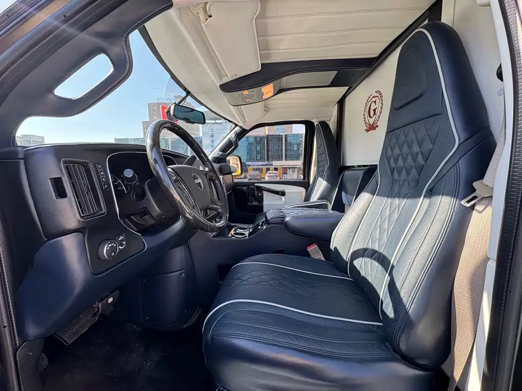 GMC GMC Savana 2017 6.0L G660S雅尊天幕版  Wait, let me correct that - "SAVANA" is already the international model name. The correct translation would be:  GMC Savana 2017 6.0L G660S Elegant Skyroof Edition 2017 - thumbnail 17