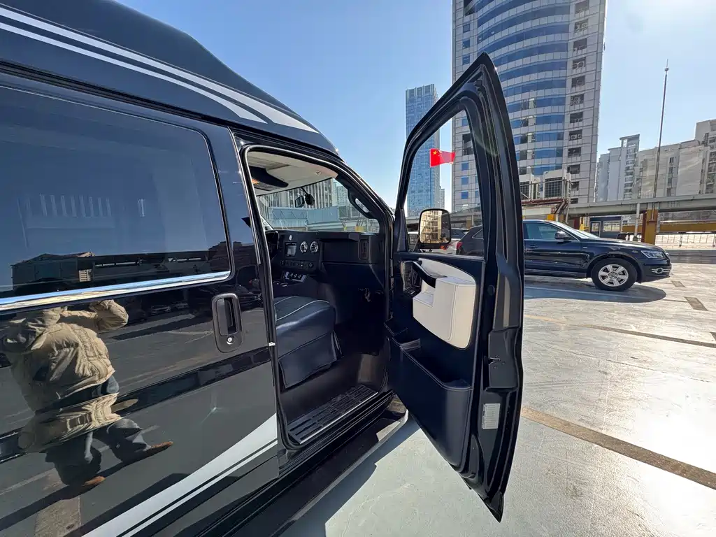 GMC GMC Savana 2017 6.0L G660S雅尊天幕版  Wait, let me correct that - "SAVANA" is already the international model name. The correct translation would be:  GMC Savana 2017 6.0L G660S Elegant Skyroof Edition 2017 - thumbnail 18