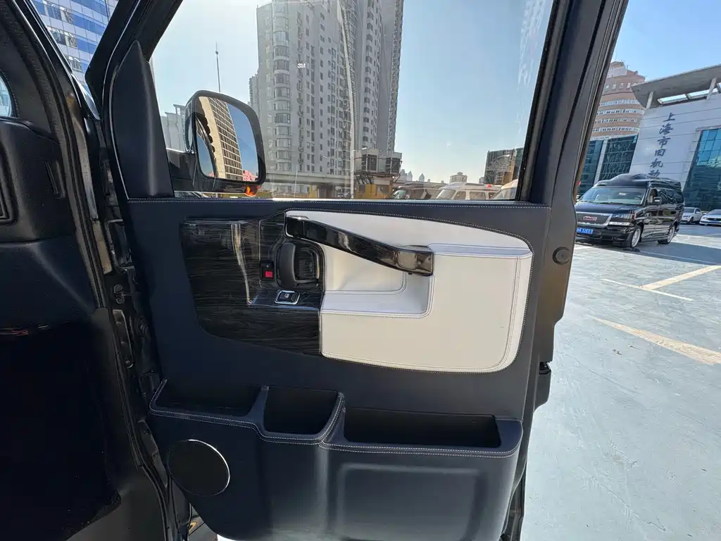 GMC GMC Savana 2017 6.0L G660S雅尊天幕版  Wait, let me correct that - "SAVANA" is already the international model name. The correct translation would be:  GMC Savana 2017 6.0L G660S Elegant Skyroof Edition 2017 - thumbnail 19