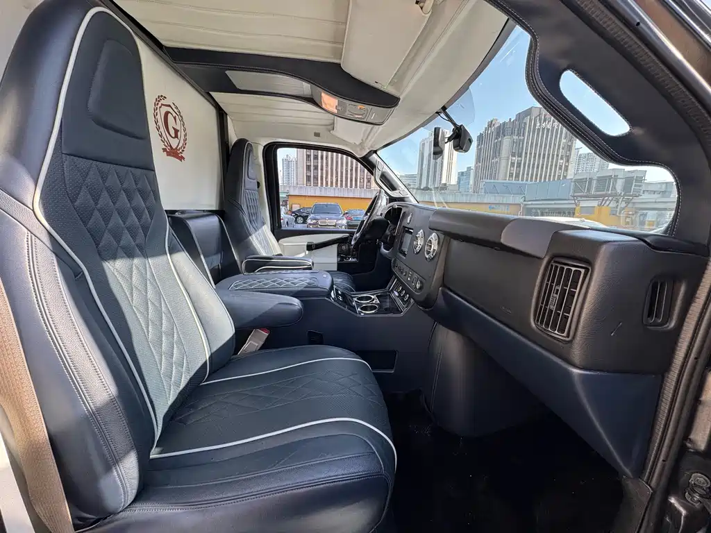 GMC GMC Savana 2017 6.0L G660S雅尊天幕版  Wait, let me correct that - "SAVANA" is already the international model name. The correct translation would be:  GMC Savana 2017 6.0L G660S Elegant Skyroof Edition 2017 - thumbnail 20