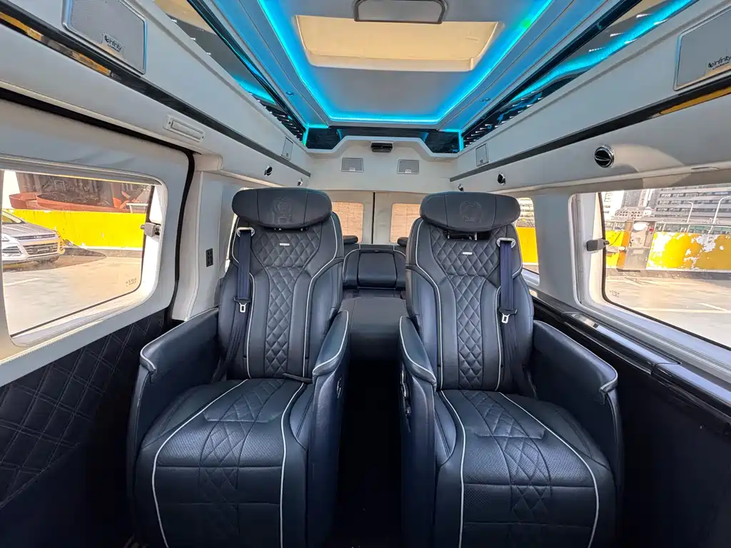 GMC GMC Savana 2017 6.0L G660S雅尊天幕版  Wait, let me correct that - "SAVANA" is already the international model name. The correct translation would be:  GMC Savana 2017 6.0L G660S Elegant Skyroof Edition 2017 - thumbnail 21