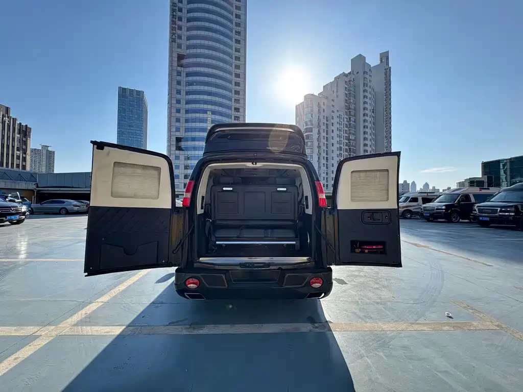 GMC GMC Savana 2017 6.0L G660S雅尊天幕版  Wait, let me correct that - "SAVANA" is already the international model name. The correct translation would be:  GMC Savana 2017 6.0L G660S Elegant Skyroof Edition 2017 - thumbnail 22