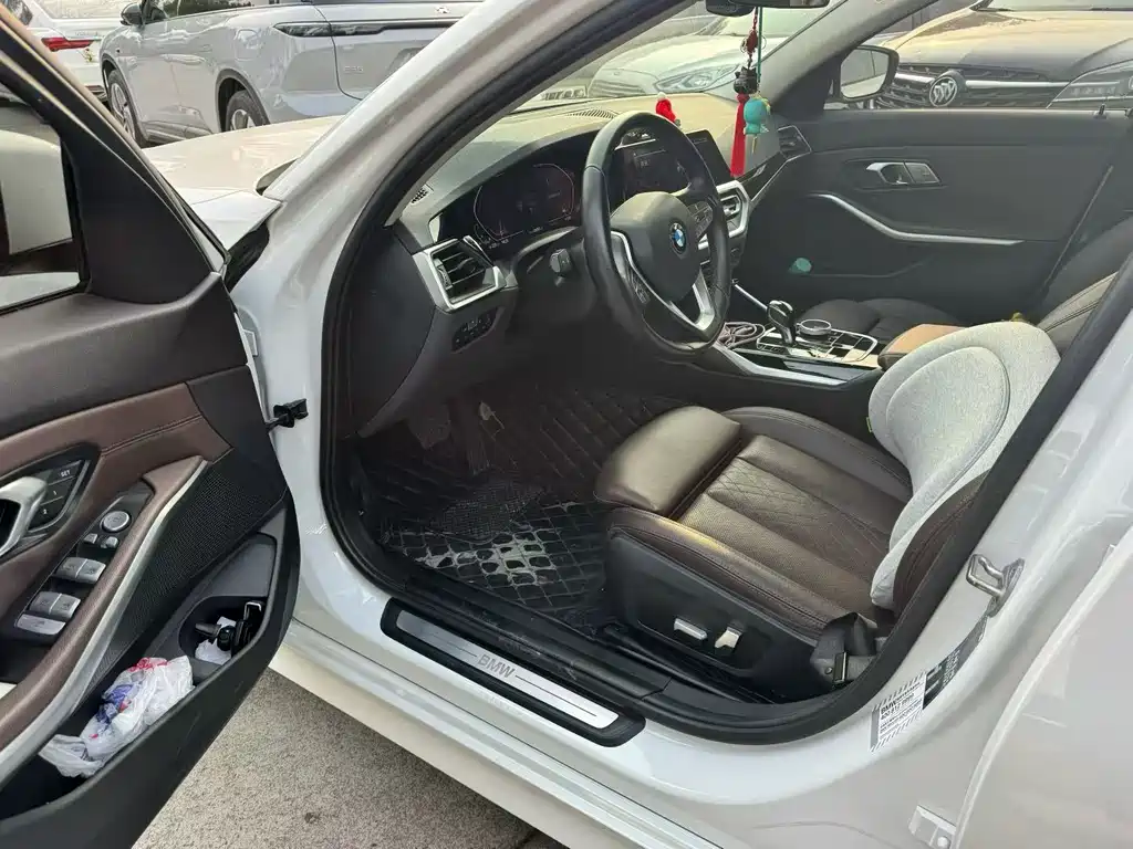 BMW BMW 3 Series 2022 Model Year Facelift 320i Sport Package 2022 - thumbnail 4