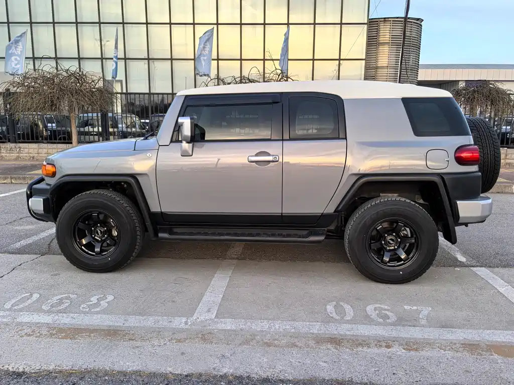 Toyota Land Cruiser (Imported) 2019 Model 4.0L Automatic 2020 - thumbnail 5