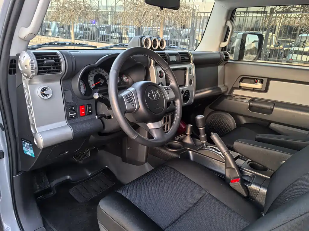 Toyota Land Cruiser (Imported) 2019 Model 4.0L Automatic 2020 - thumbnail 10