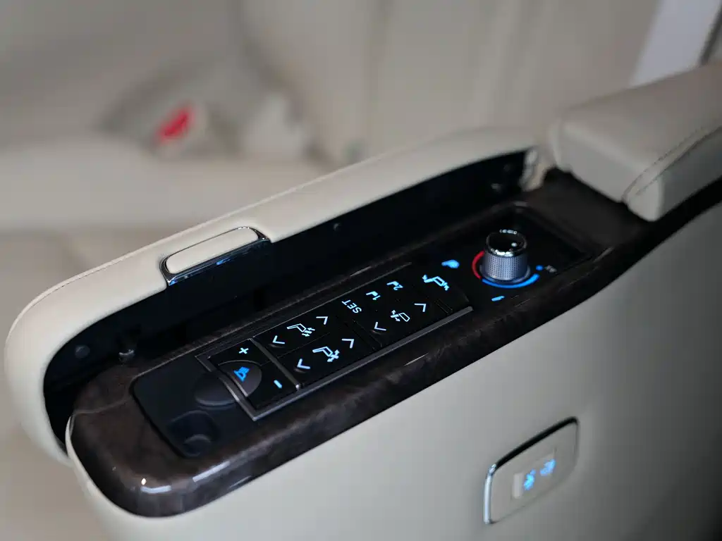 Toyota Alphard 2023 Crown Hybrid 2.5L HV Royal Edition 2023 - thumbnail 15