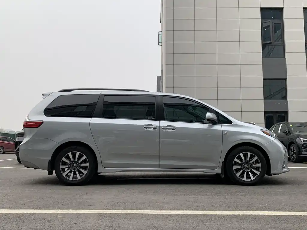 Toyota Toyota Sienna 2019 3.5L Standard Edition 2020 - thumbnail 3