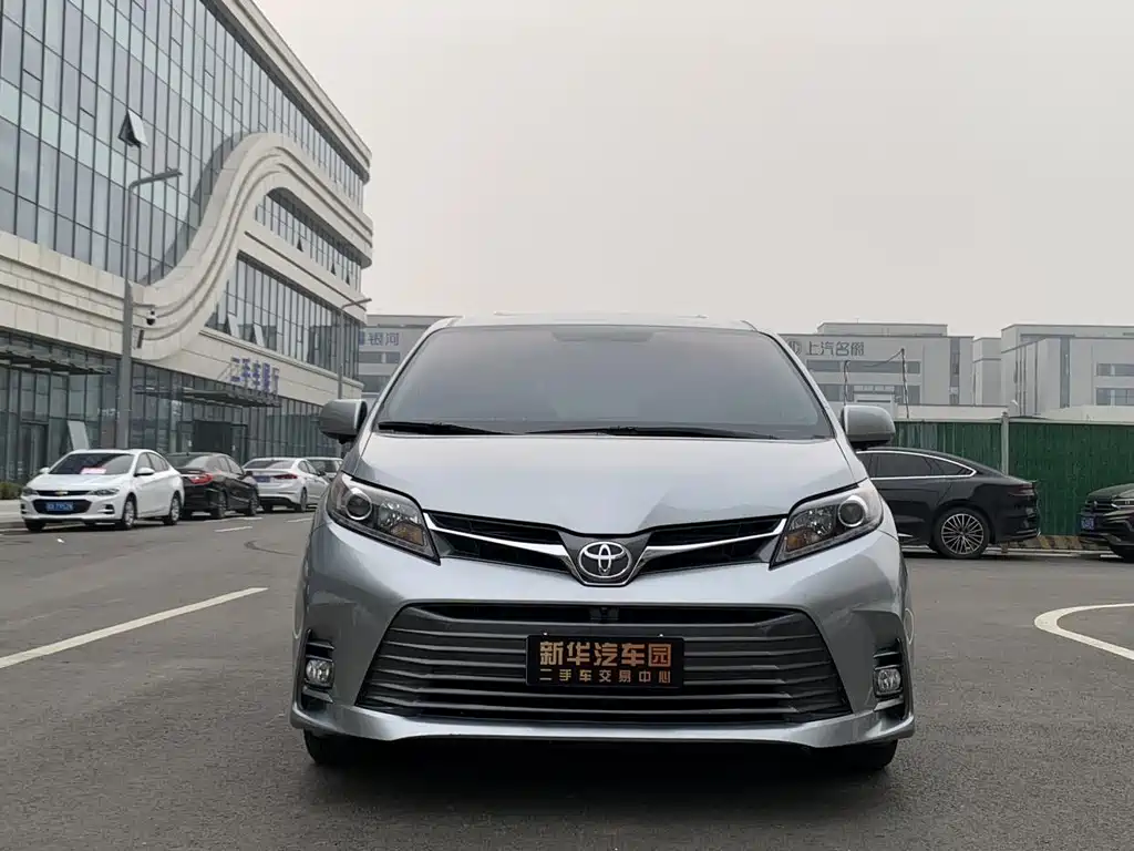 Toyota Toyota Sienna 2019 3.5L Standard Edition 2020 - thumbnail 4