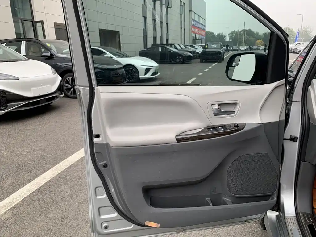 Toyota Toyota Sienna 2019 3.5L Standard Edition 2020 - thumbnail 7