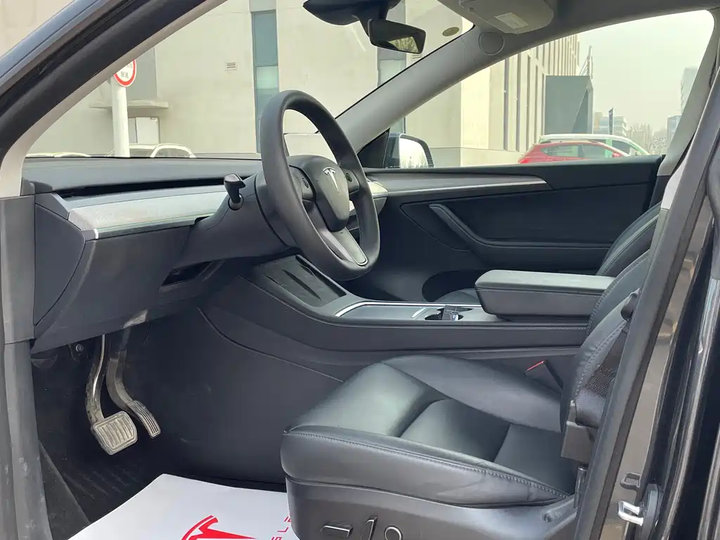 Tesla Model Y 2024 Rear-Wheel Drive Version 2025 - thumbnail 4