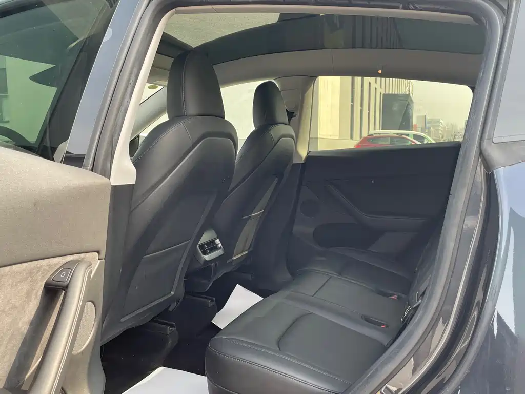 Tesla Model Y 2024 Rear-Wheel Drive Version 2025 - thumbnail 6