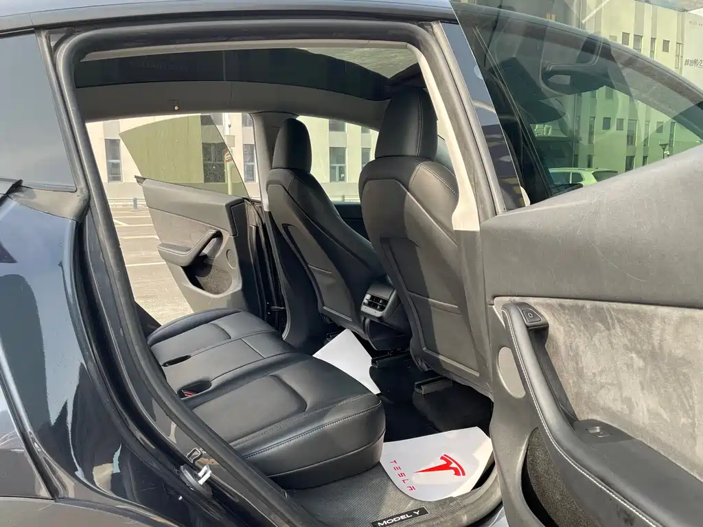 Tesla Model Y 2024 Rear-Wheel Drive Version 2025 - thumbnail 10