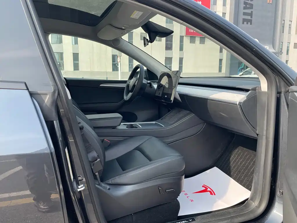 Tesla Model Y 2024 Rear-Wheel Drive Version 2025 - thumbnail 11